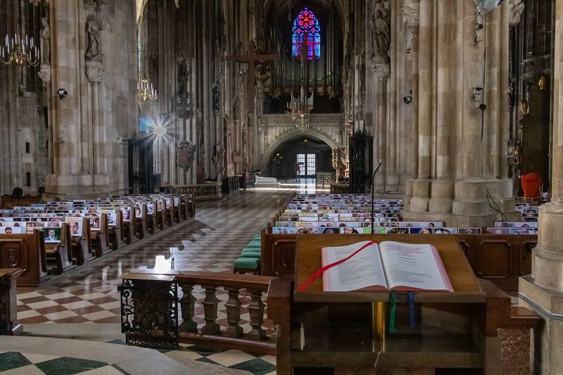 Messe-vor-dem-leeren-Stephansdom-am-Gr-ndonnerstag-stephansdom-leer-gruendonnerstag