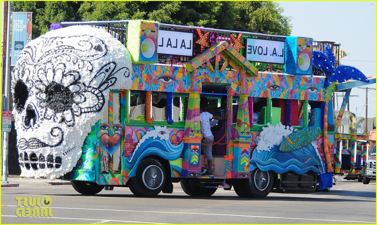http://cdn03.cdn.justjared.com/wp-content/uploads/2014/10/fergie-shoot/fergie-parties-on-a-bus-for-music-video-shoot-10.jpg