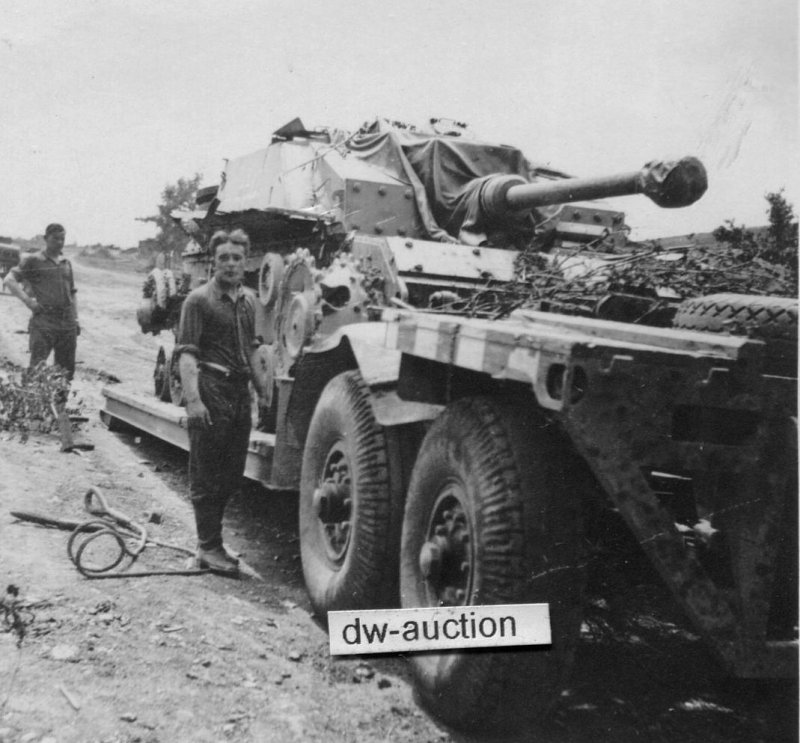 zerstörtes Sturmgeschütz Langrohr auf Tieflader 