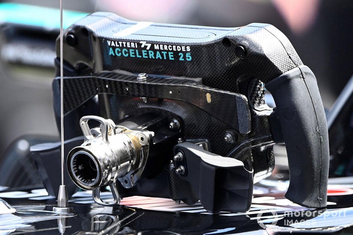 mercedes-w12-steering-wheel-re-1