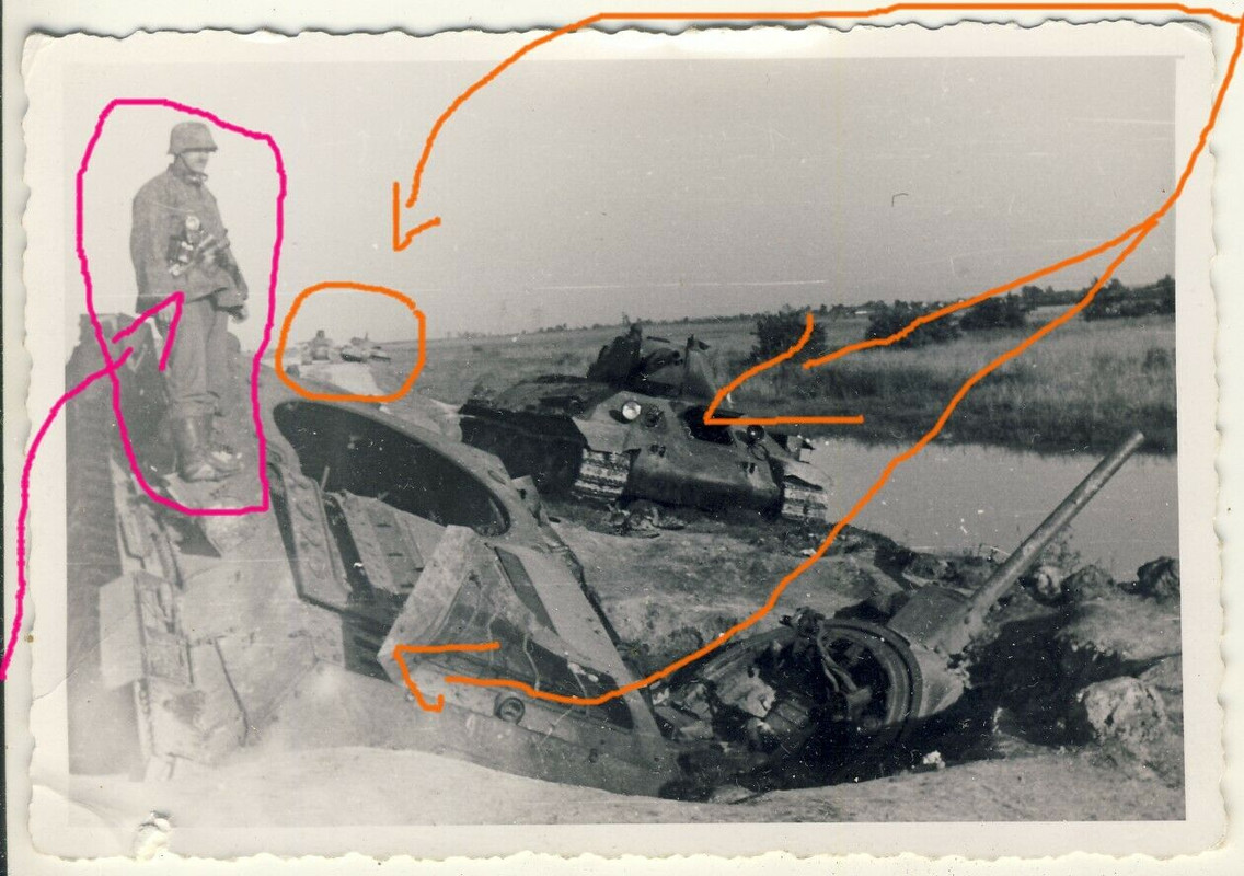 Foto Soldat in Erbsentarn auf russischem Panzer Tank Rußland Pan