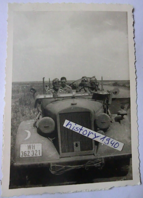 Foto Schwerer Kübelwagen mit Halbmond Wappen und WH - 362321 Kennung.