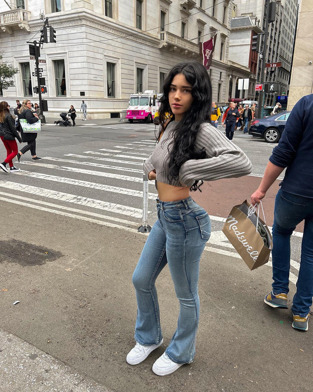 فانيسا رينهارت بإطلالات جريئة تشعل مواقع التواصل  Vanessa-rhd-1718890308556