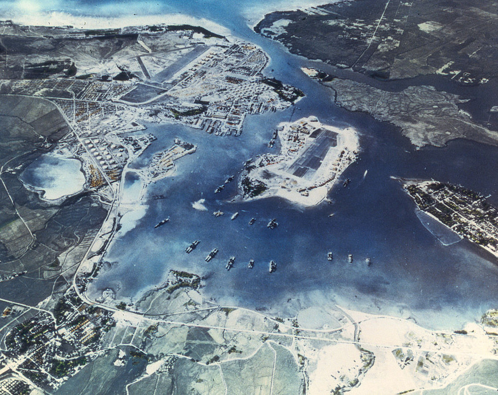 Pearl harbor,jour de duperie. Vue-a-rienne-de-Pearl-Harbor-un-peu-plus-d-un-mois-avant-l-attaque-japonaise-1941