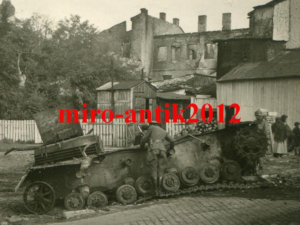 Foto, Wehrmacht, Strassenszene mit zerstörtem Pa