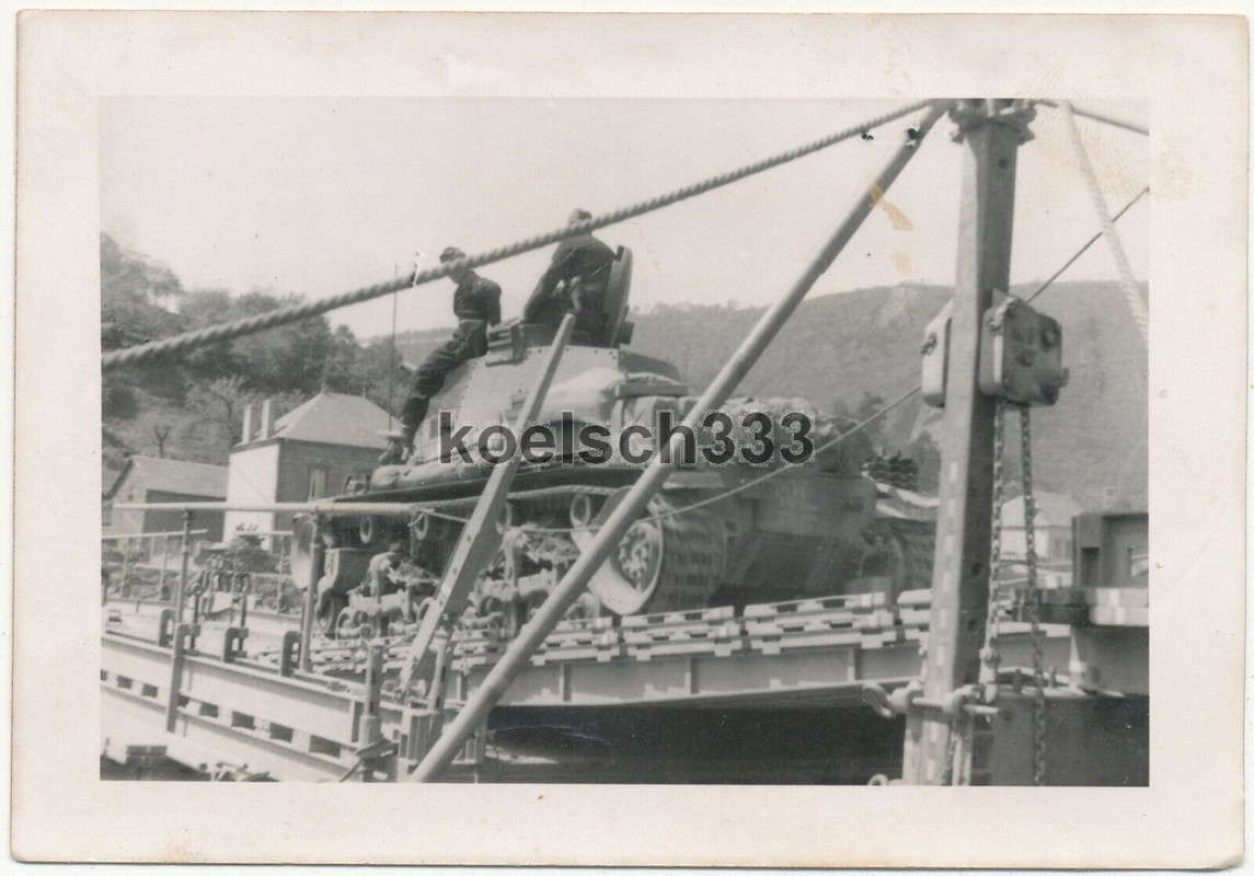 Foto Panzer 35(t) der Wehrmacht fährt auf Ponton Fähre auf Kanal in Belgien 1940