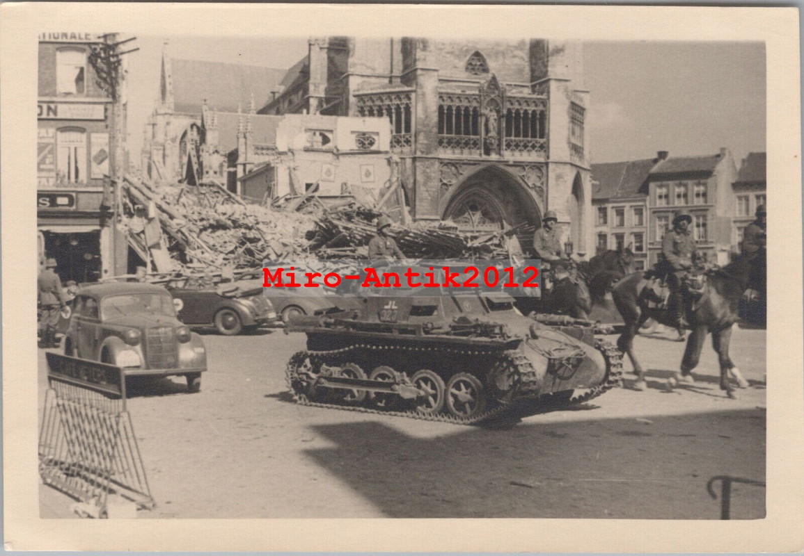 Foto a. Oberstlt K.H. Mürau, Panzer vor Kathedrale Tongern in Belgien
