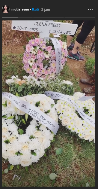 Mutia Ayu mengunjungi makan Glenn 