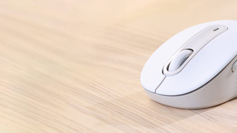 Mouse Logitech M650 para zurdos en un ambiente de trabajo.
