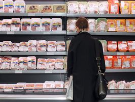 Половина куриного мяса в магазинах Петербурга оказалась небезопасна