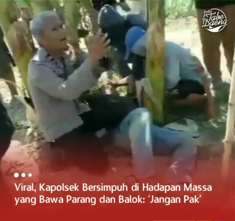 Iptu Akbar saat bersimpuh dan memohon agar massa tidak melukai warga lainnya.