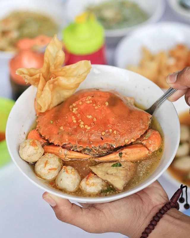 Bakso dengan tambahan kepiting rebus utuh