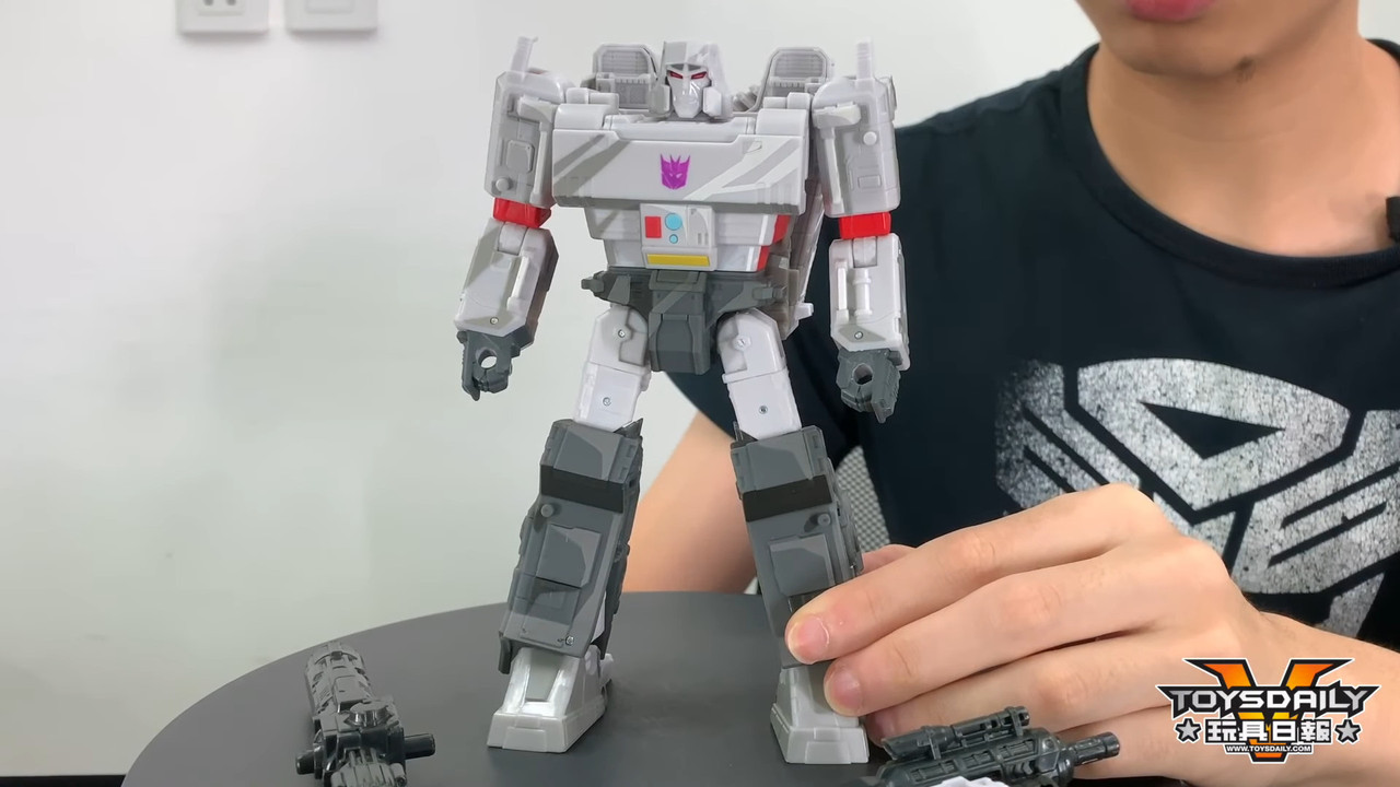 Siege-35-Anniversary-Optimus-Prime-Megatron-08