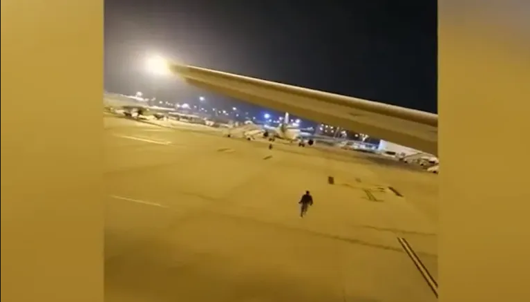 Mujer finge parto, avión aterriza de emergencia y escapan 14 migrantes
