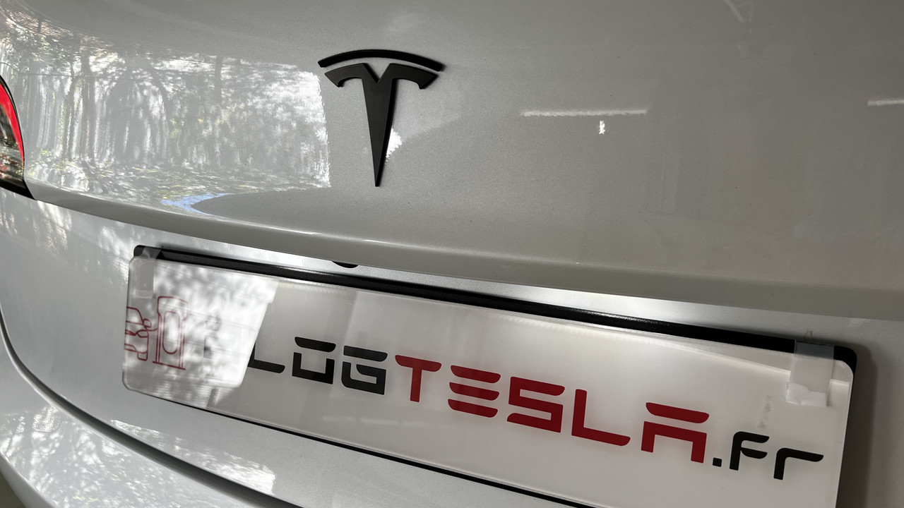 Tesla Model 3 - Je remplace les logos, fini le chromé 