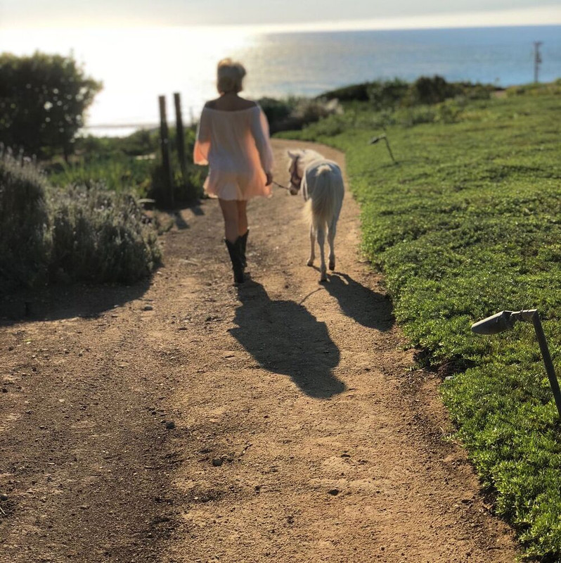 12-7-17-At-her-mansion-in-Malibu-003.jpg