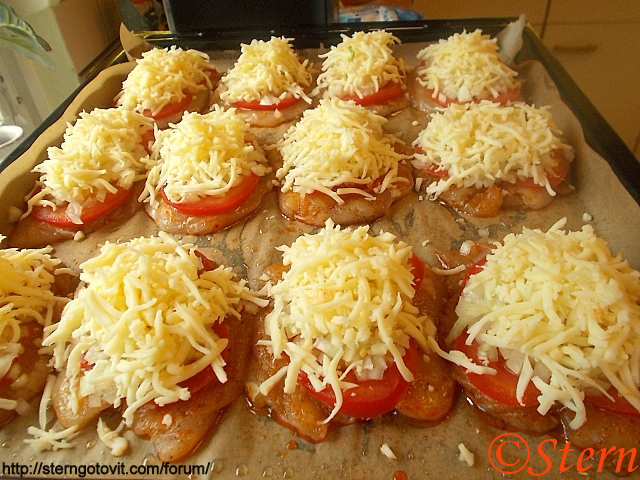 Куриные грудки в духовке с помидорами и сыром