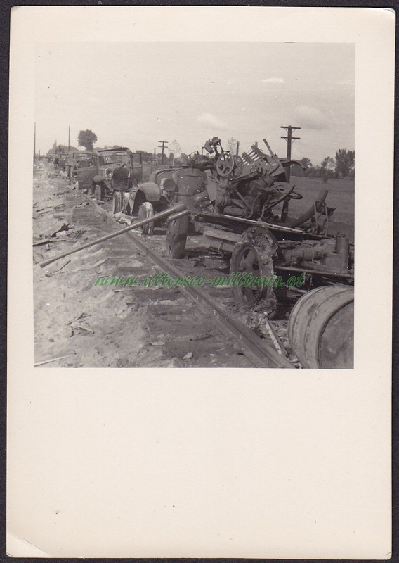 Frontaufnahme Zerstörte Fahrzeuge Kanone Geschüt