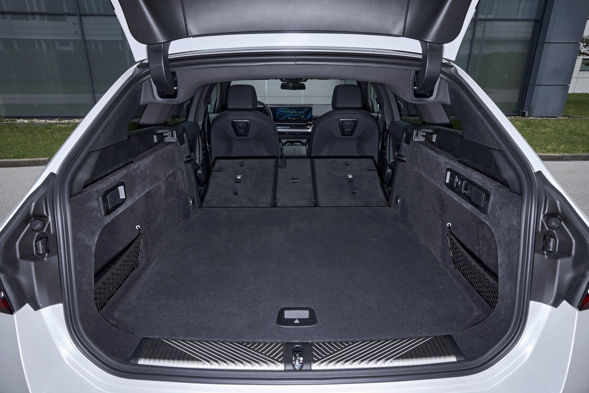P90551899_highRes_the-new-bmw-530e-tou