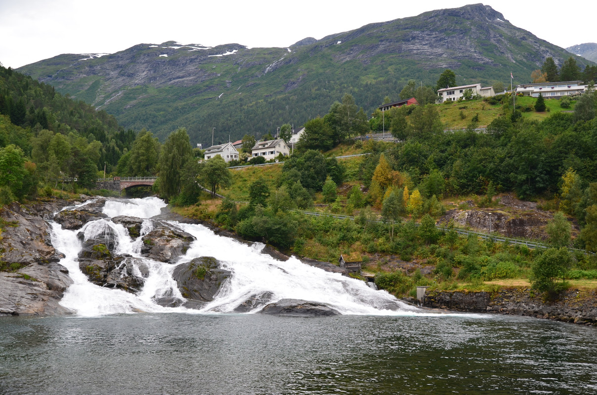 Noruega 10 días de cabañas y con niños - Blogs de Noruega - ETAPA 4- Crucero por el Fiordo Geiranger hacia Hellesyt- Glaciar Briksdal (6)