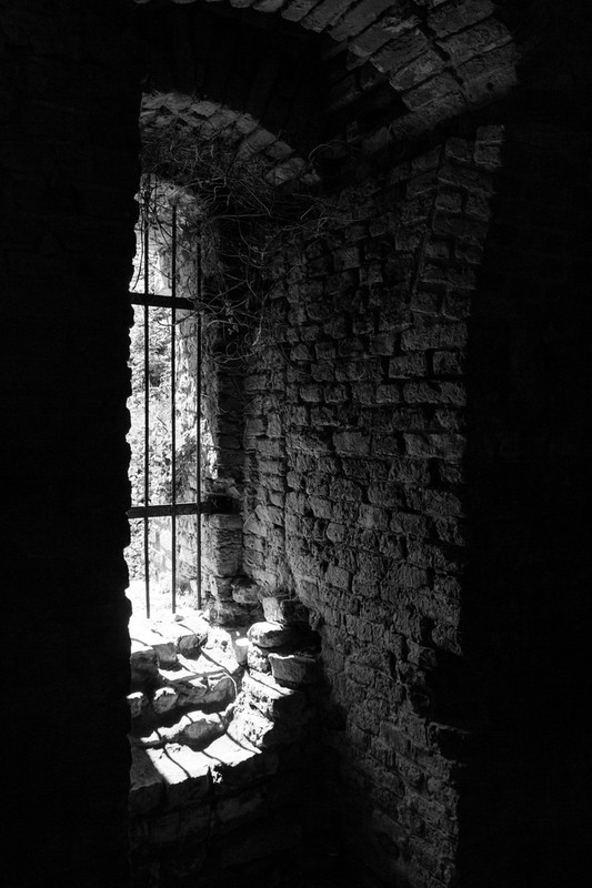 blacknwhite-jail-light-842447-1280.jpg