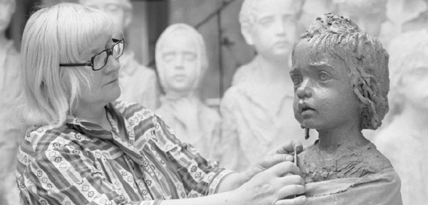 Marie Uchytilóva durante la creación de una de las piezas