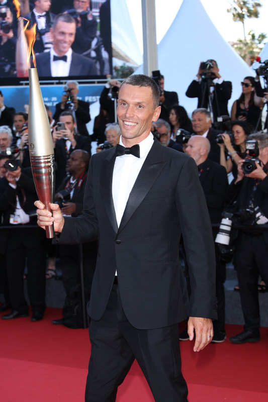 La fiamma olimpica sul red carpet di Cannes 2024 con Berluti La fiamma olimpica sul red carpet di Cannes 2024 con Berluti
