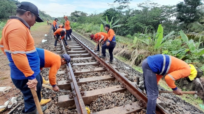Sejumlah petugas KAI melakukan perbaikan jalur kereta api yang ambles akibat curah hujan tinggi, Sabtu (8/10/2022).