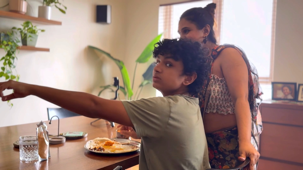 sexy malayali vlogger in hot saree showing tummy and slight boobs mp4 snapshot 00 33 635