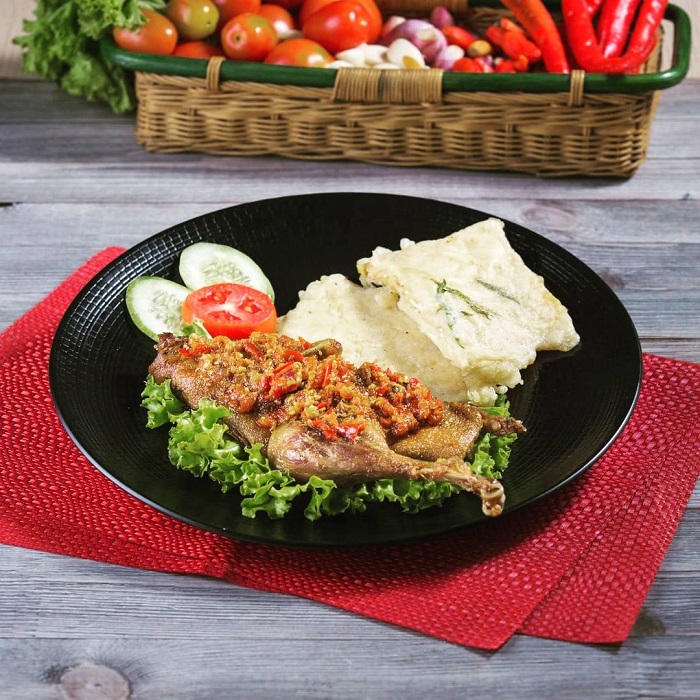 Bebek Dower dengan sambal pedas.