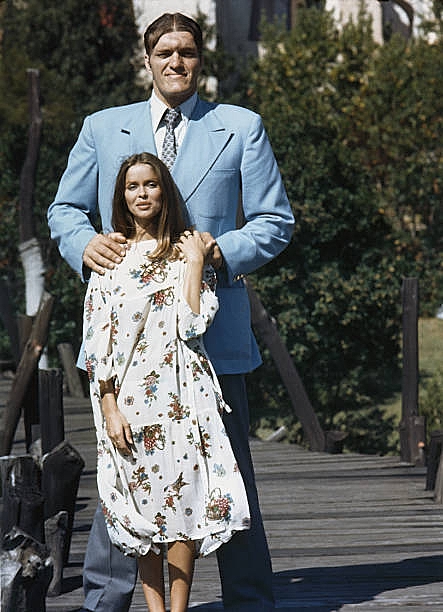 TO-SERVE-MAN-JAWS-BARBARA-BACH-FOTOR.jpg