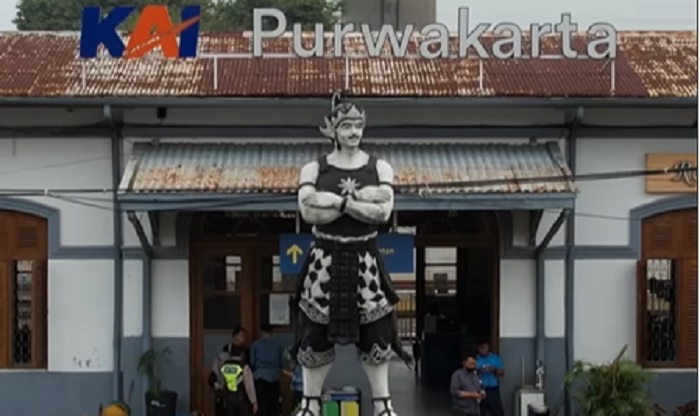 Stasiun Purwakarta sudah ada sejak 120 tahun yang lalu. Tepatnya pada 27 Desember 1902, stasiun ini mulai beroperasi.