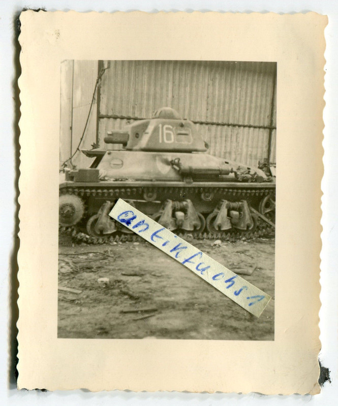 Fallschirmjäger Art.Abt. erbeuteter Panzer in Holland oder Belgi