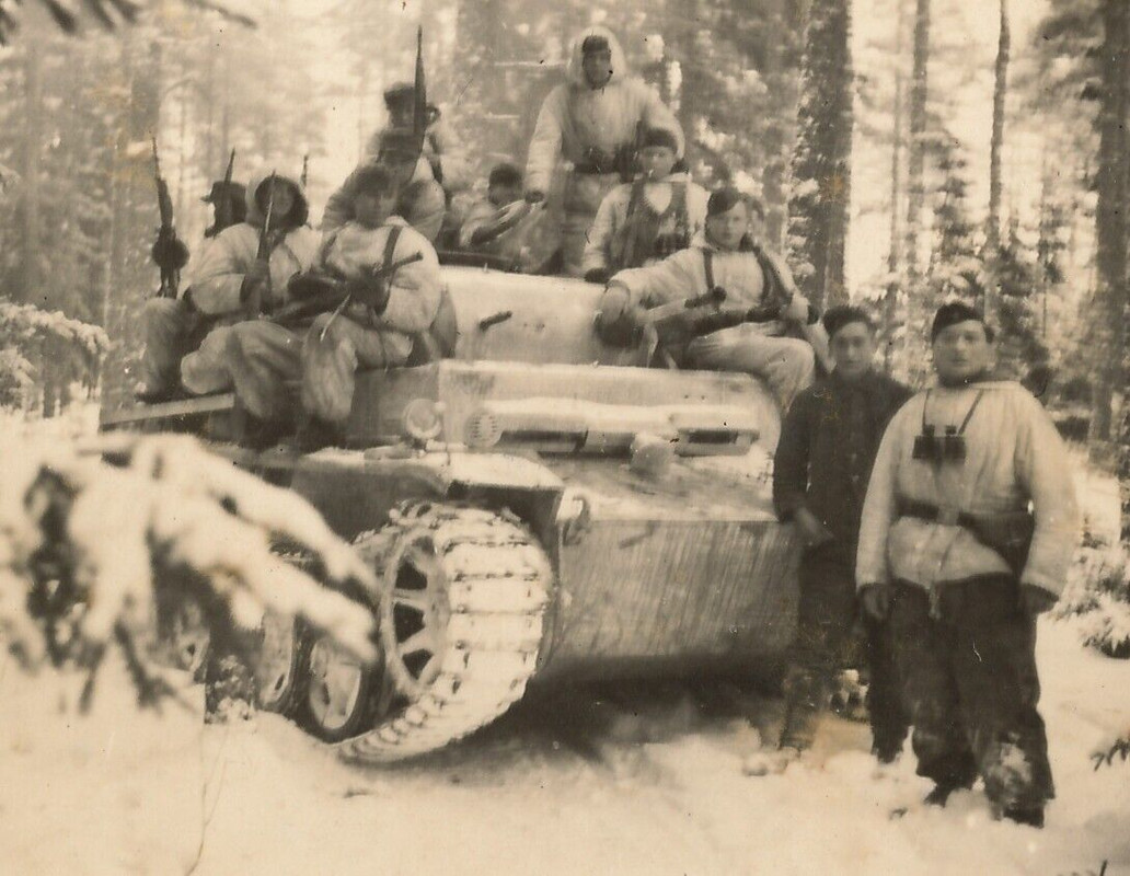 Foto - Deutsche Soldaten in Tarnkleidung mit Panzer - 2.WK (1)