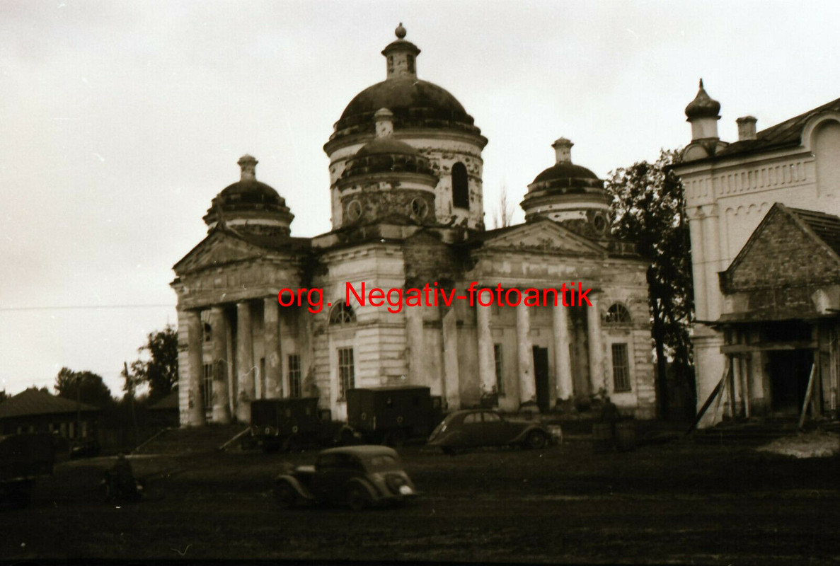 ! Foto 2 WK org. Negativ Ostfront wunderschöne orthodoxe Kirche WH Fahrzeug LKW