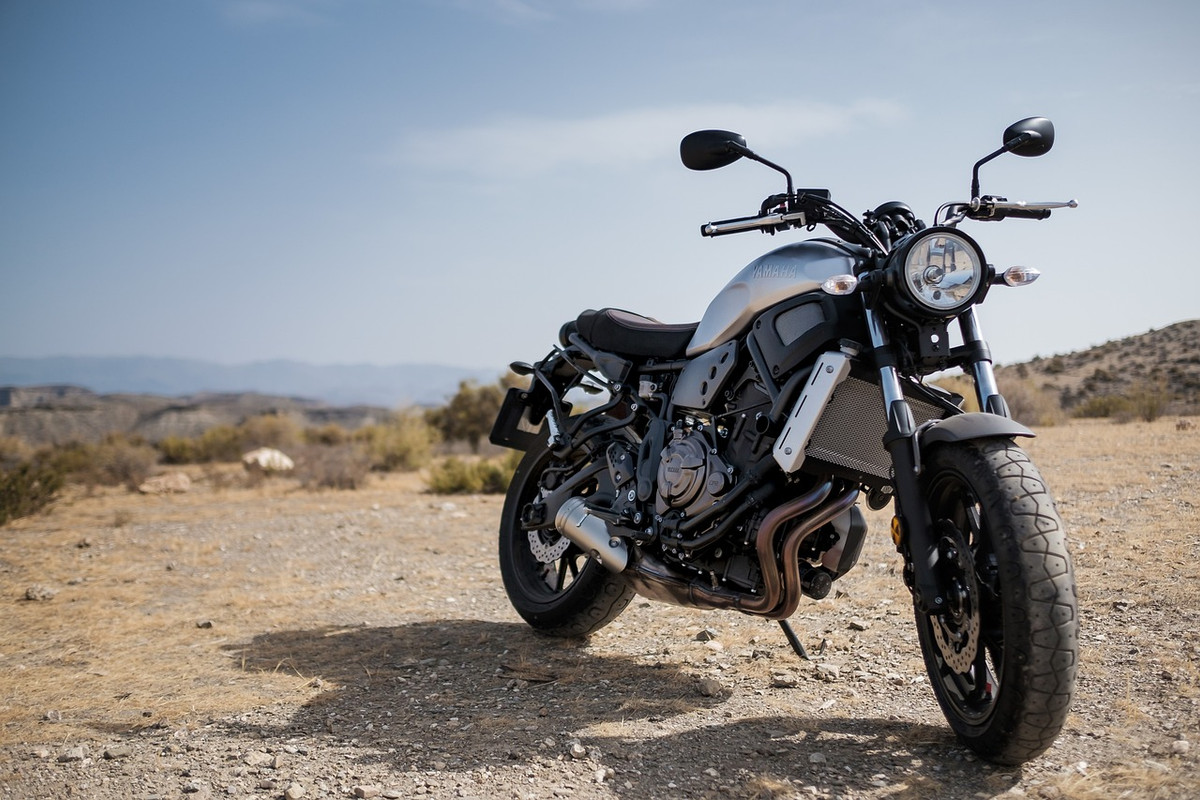 Moto em estrada de terra