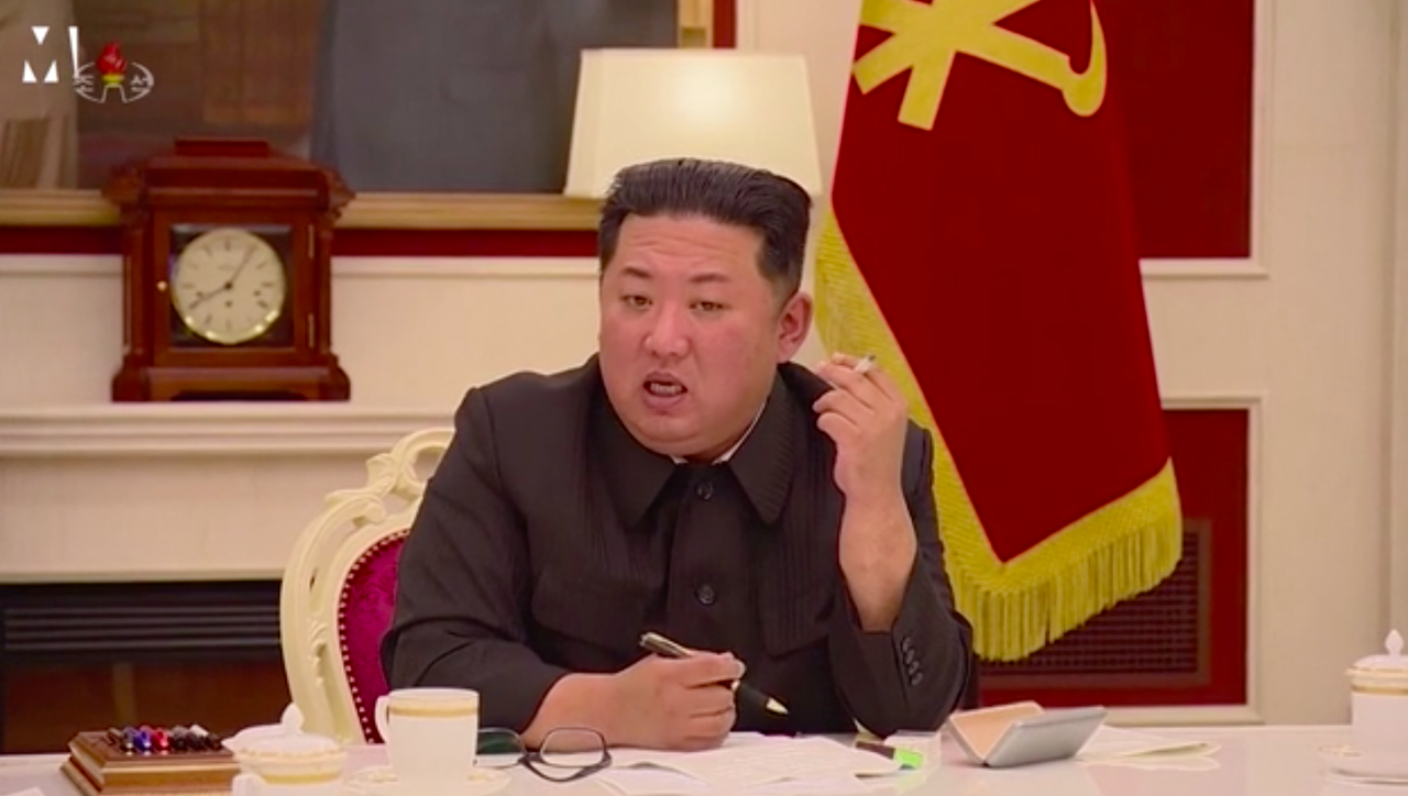Kim Jong Un aparece fumando mientras regaña a los funcionarios por “flojos”