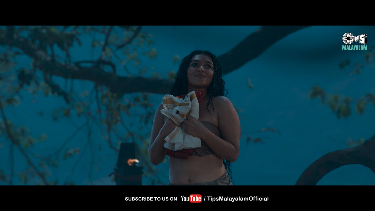 Kayadu Lohar Hot Song Pathonpatham Noottandu.webm_snapshot_00.31.366
