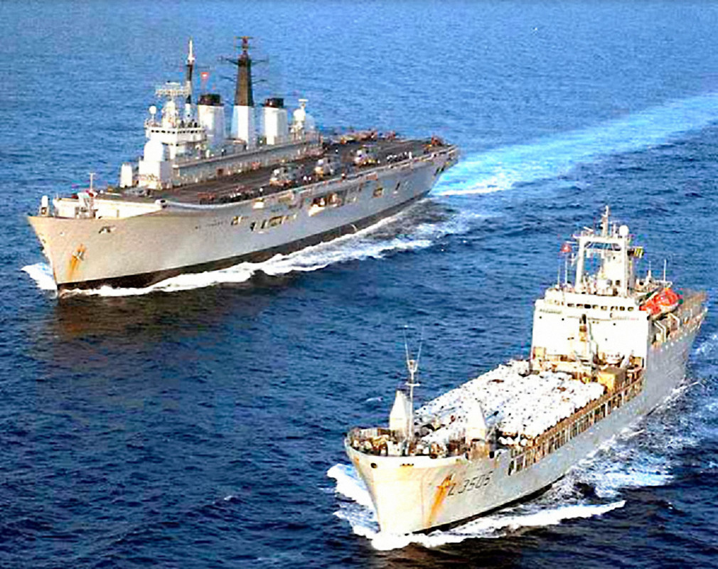 HMS Ark Royal (R.07) и RFA Sir Tristram