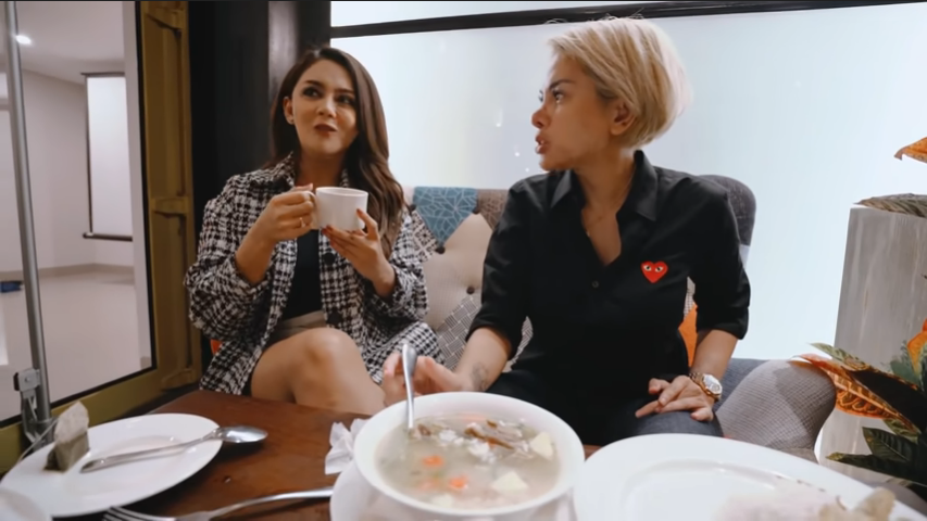 Jenita Janet berbincang soal keinginannya memiliki momongan ke Nikita Mirzani