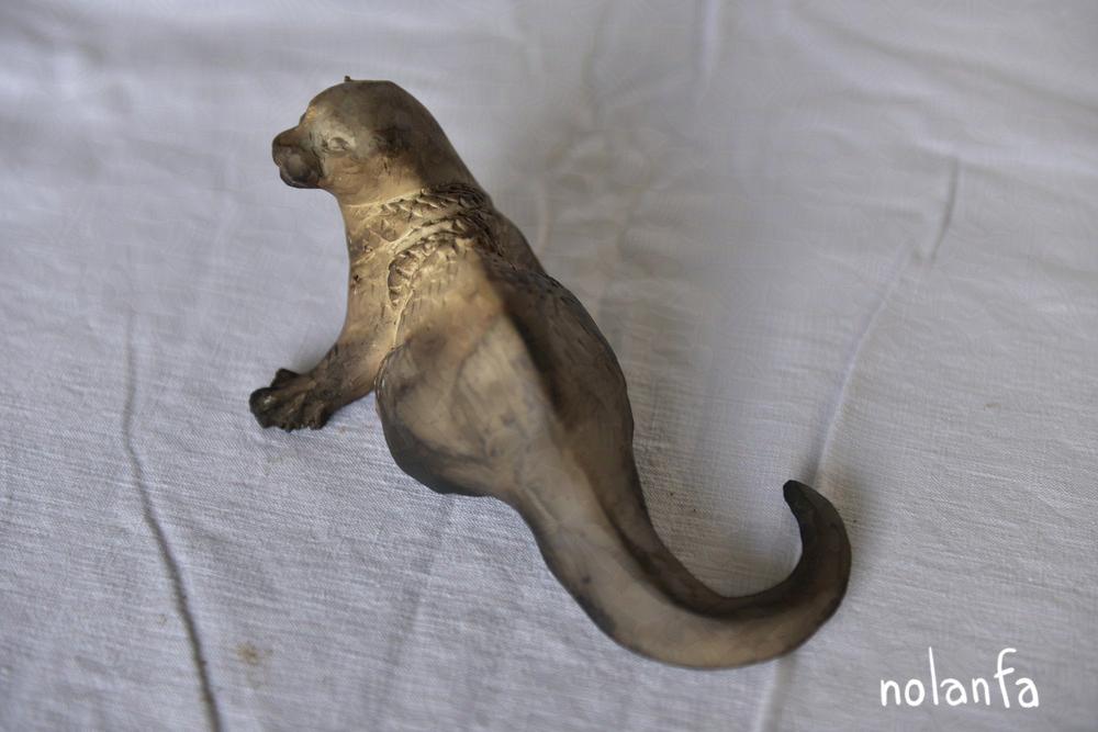 otter sculpture after smoking: is brownish