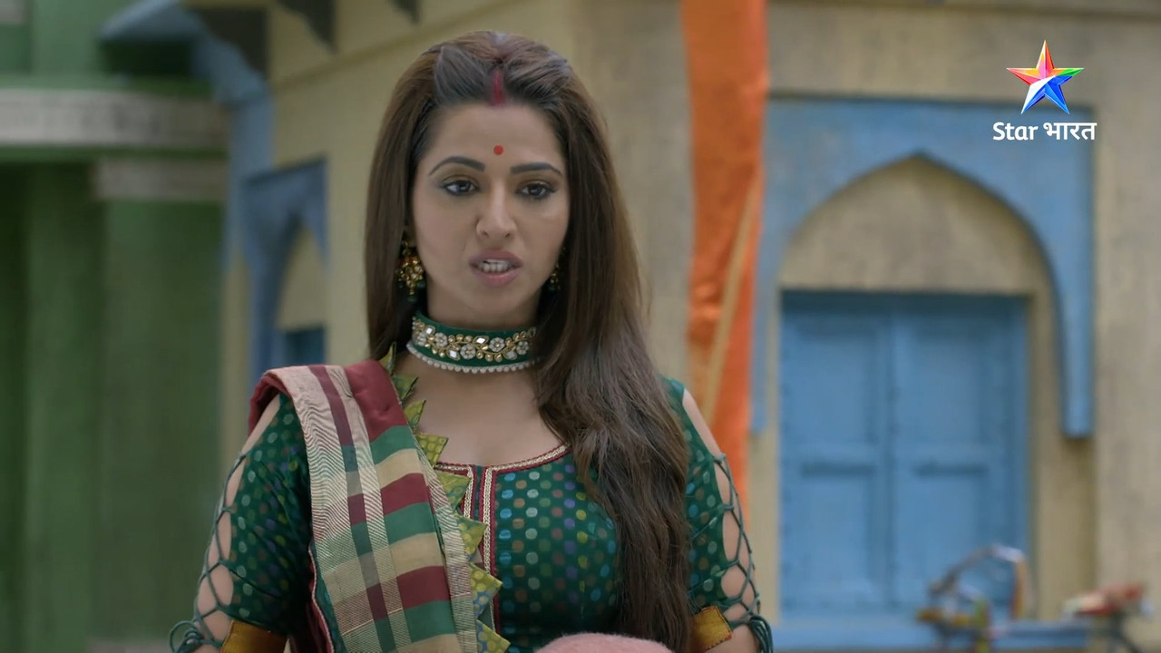 Ridhima Tiwari sexy pierced big navel.mp4_snapshot_00.08.876