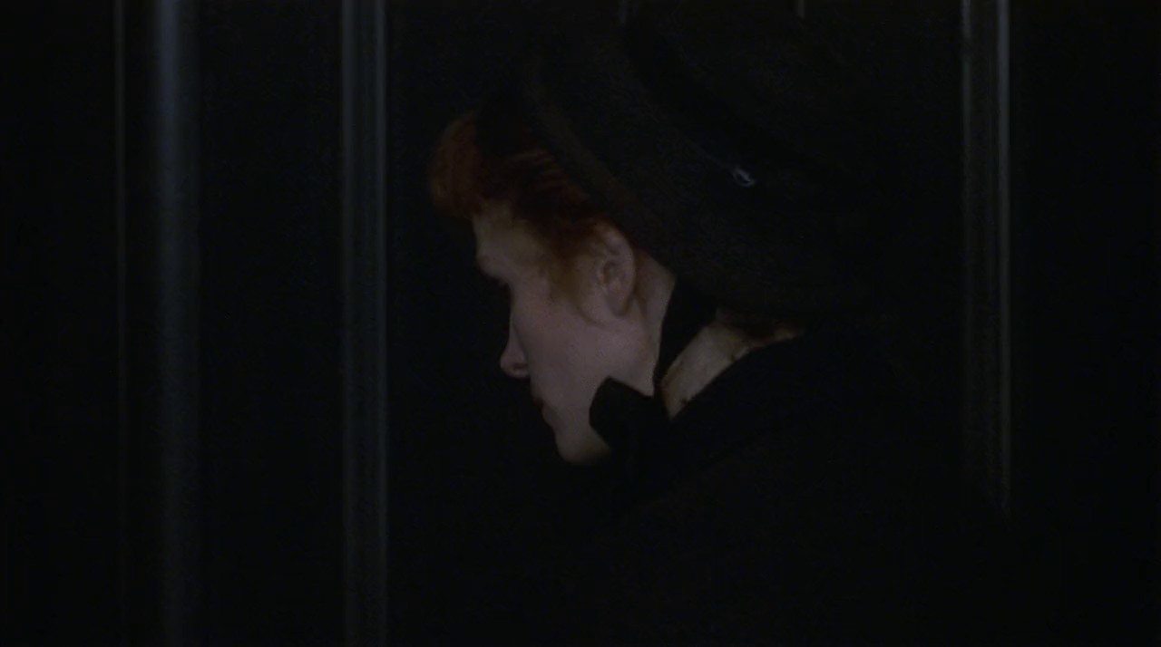 Mary-Reilly-1996-Blu-Ray-Hindi-English-720p-x264-AVC-DD-2-0-ESub-mkv-0001