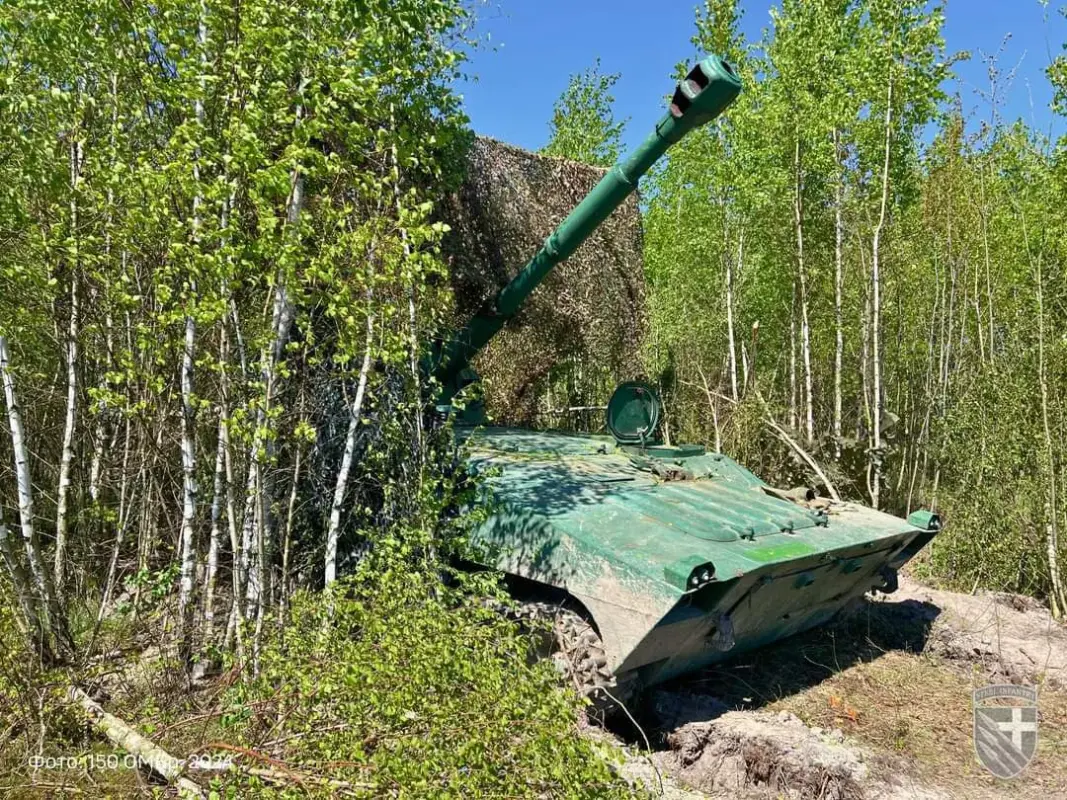 Photos guerre d ukraine - Page 33 Obusier-automoteur-2-S1-Gvozdika-fourni-par-la-Bulgarie-d-une-couleur-verte-distincte-en-servic