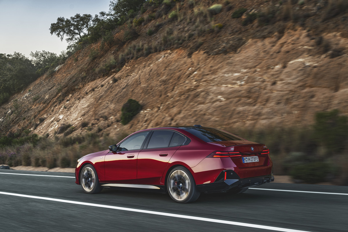 P90505070_highRes_the-new-bmw-i5-m60-x