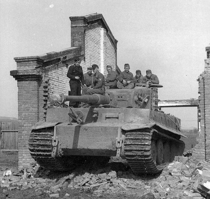 Le Tigre I - Page 3 Des-quipages-hongrois-s-entra-nent-sur-un-char-lourd-allemand-Tiger-I-1944