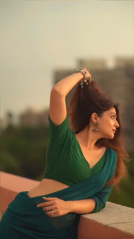 Aditi Gautam sexy in green saree.mp4_snapshot_00.35.517