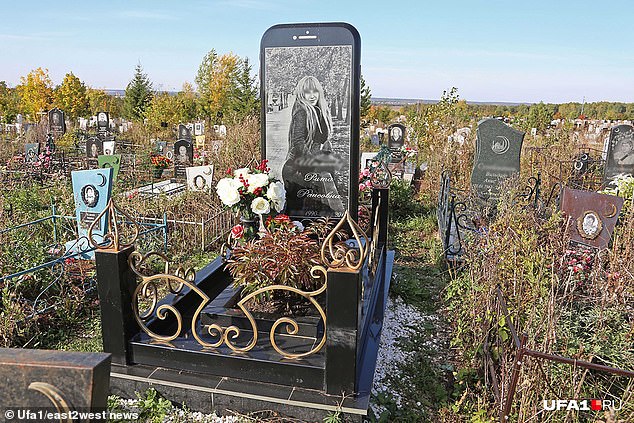 Bia mộ hình iPhone khổng lồ nổi bật trong nghĩa trang ở Nga Bia-mo-15-met-hinh-i_Phone-noi-bat-trong-nghia-trang-o-_Nga-bia-mo