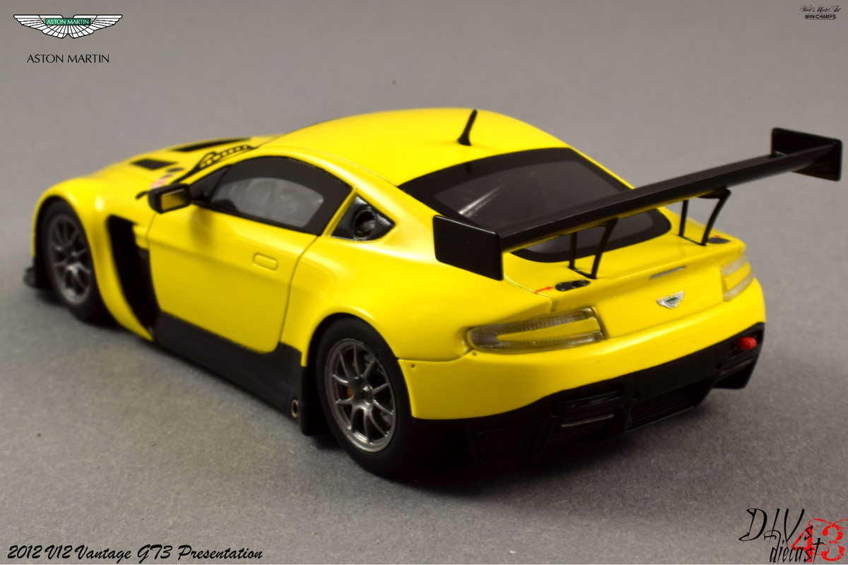 Aston Martin_V12_Vantage_Presentation_Minichamps (3)