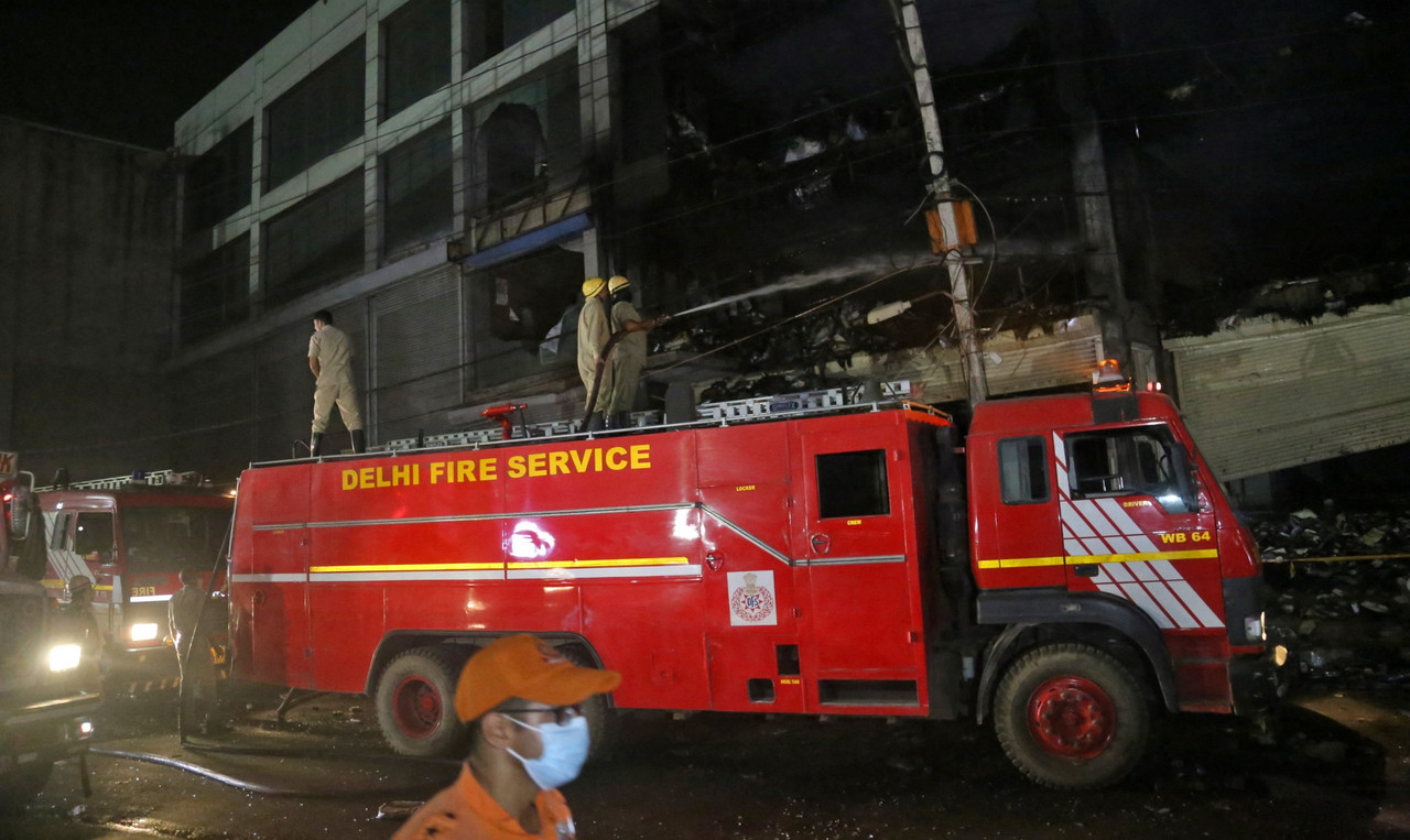 India: Incendio en edificio comercial de Nueva Delhi deja al menos 27 muertos